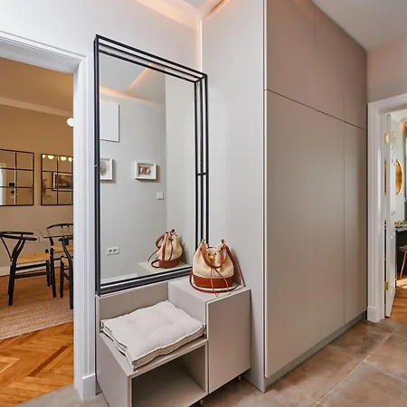 Modern 2 Bed Flat Town Centre Apartment